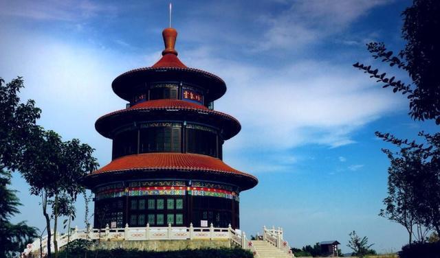 主要景点有嘉山,灵泉镇,西毛里湖,津市市博物馆,药山寺,古大同森林