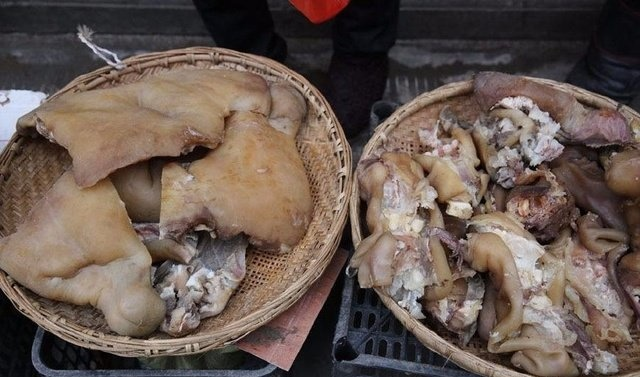 大美新疆另类美食,牛头肉,牛蹄筋,吃起来爽利,并且做法很多样