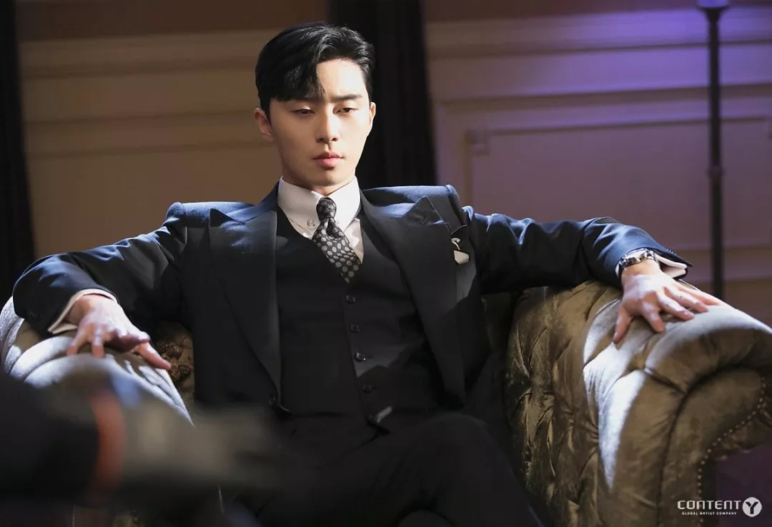 还有最近很火的一部韩剧《金秘书为何那样》里李英俊的扮演者朴叙俊