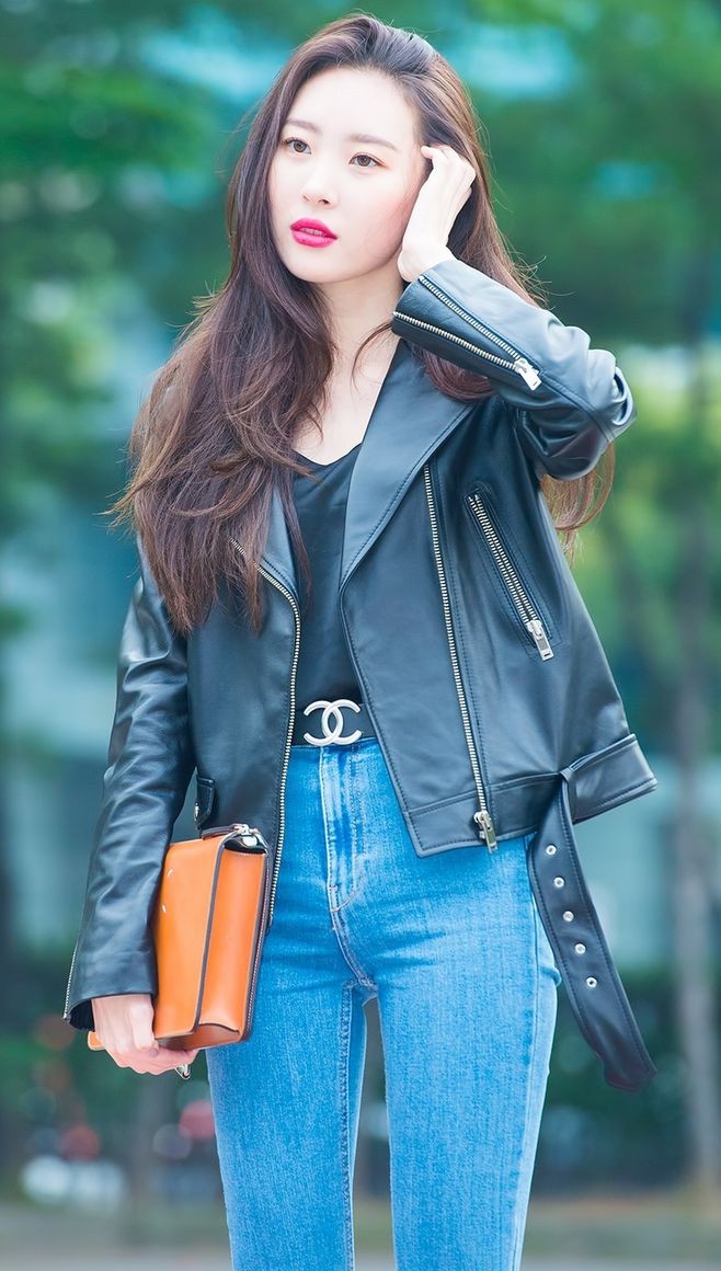 牛仔裤少女,扎着辫子,搭配粉色露脐装,彰显可爱气质!