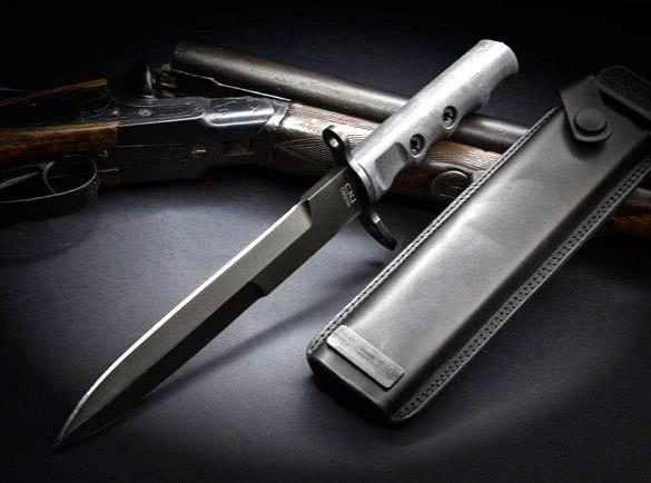 刀片可以承受150公斤的重量,意大利伞兵匕首被美军看上