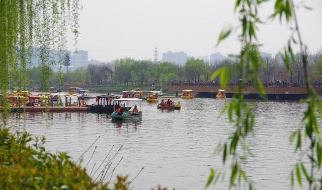 西安汉城湖划船图片