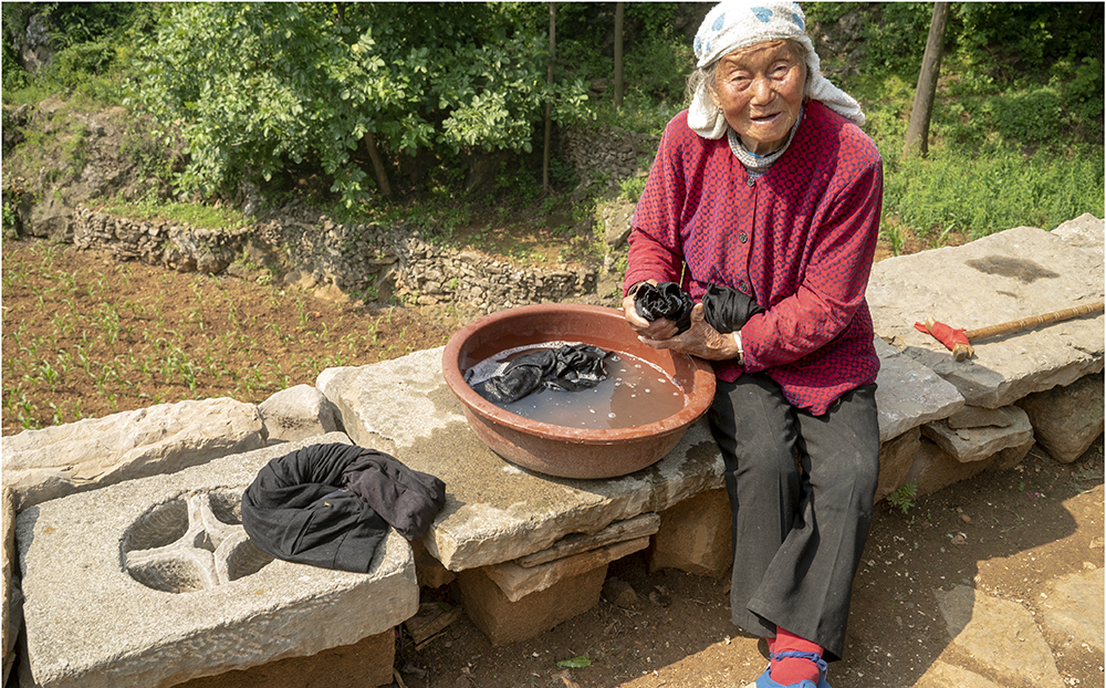 大山里有一位94岁的小脚老太太,看看她一天之中都干些啥