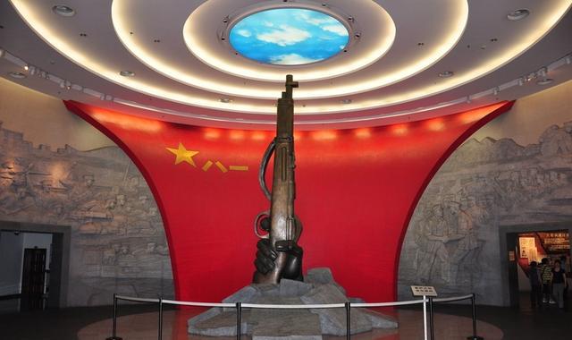 八一广场为南昌市中心,交通便利,附近有万达广场,沃尔玛超市,百货大楼