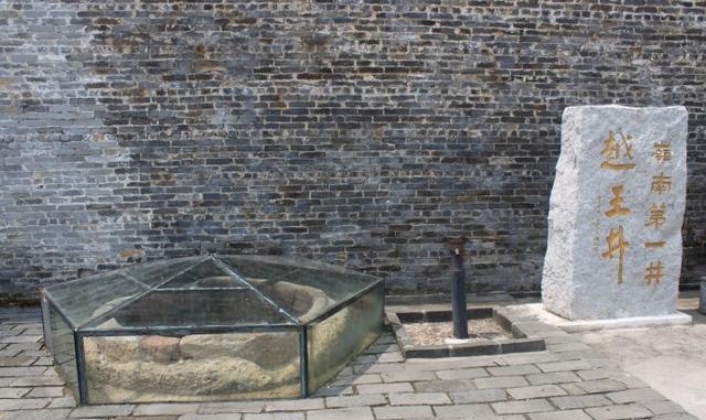 我国的一座古墓, 里面有一样镇国之宝, 但是很可惜, 谁都找不到它