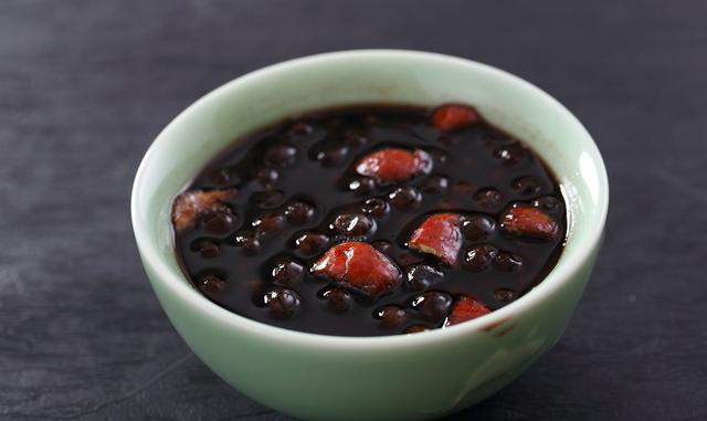 兰州五子 兰州中央小吃中有"五子",分别是灰豆子,甜醅子,酿皮子,馓子