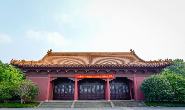 奉天殿也只剩下柱子.