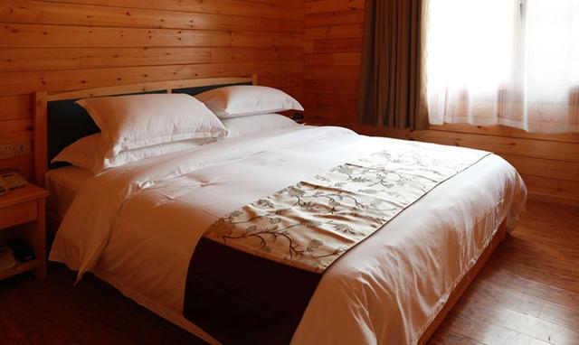 避开人潮过中秋柃蜜小镇带你住木屋看羊驼体验9d玻璃吊桥