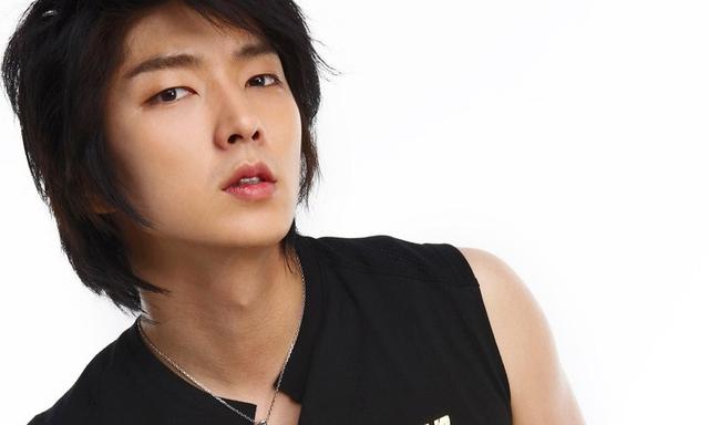 韩国游客到中国,想买西瓜被老板断然拒绝,老板:你这是在消遣我