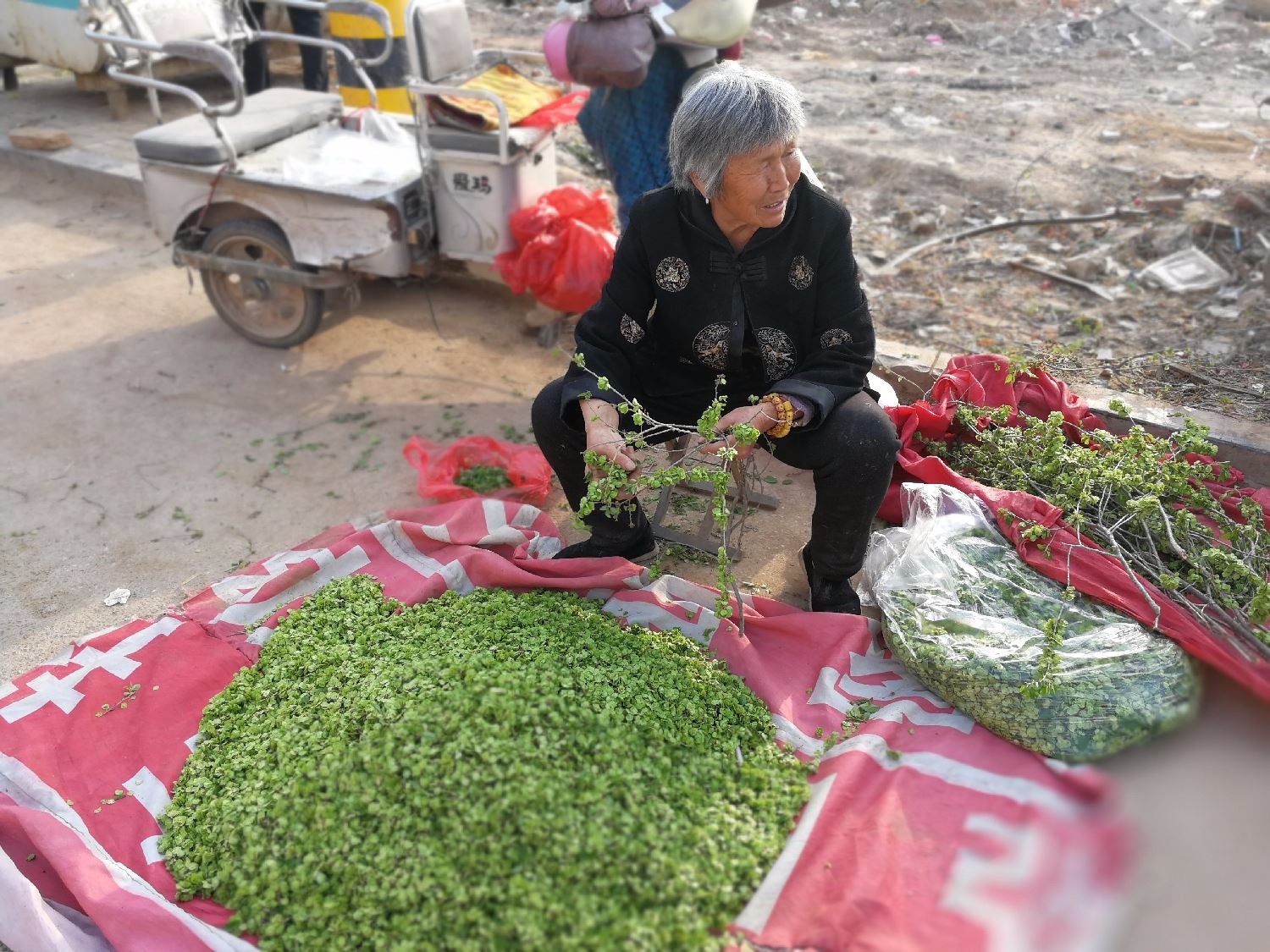 农村大集上,70岁大妈卖树上的野味,一棵树能有上百斤