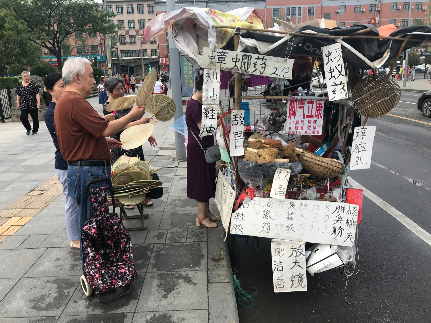 他卖杂货26年养活一家人 说话风趣赛过段子手