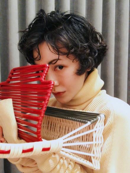 郭采洁一头卷发拍复古照片,莫名像雪姨!