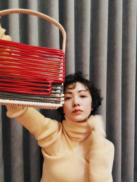 郭采洁一头卷发拍复古照片,莫名像雪姨!