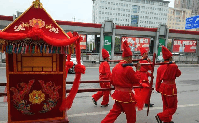 男子不听劝,带领家人住进抬轿房,一家人相继被抬走