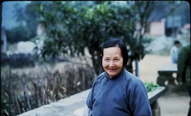 镜头前的奶奶, 微笑都那么暖心.