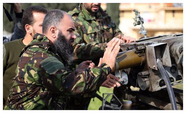 军使用白磷弹空袭代尔祖尔:和俄军互炸队友,看