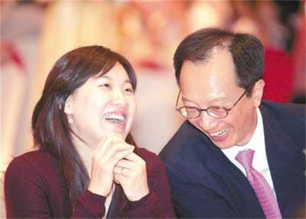 真爱跳水皇后伏明霞与66岁老公再秀恩爱结婚16年仍处热恋期