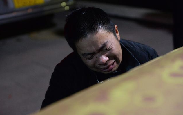 男人下跪6幅图催人泪下人生诸多无奈和心酸尽在一跪之中