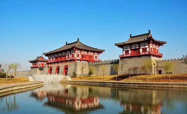 因地处洛河之阳而得名,是首批中国历史文化名城,中国四大古都之一