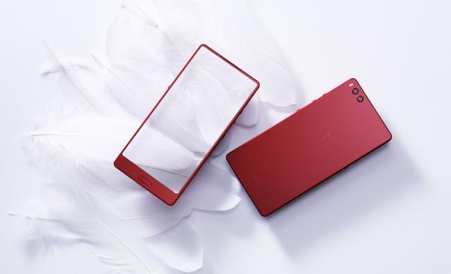 今年锤子带来的年度旗舰机型坚果r1和颠覆性的办公产品tnt在市场上