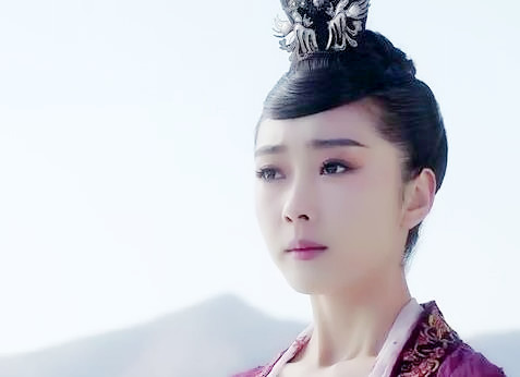 第一位琥珀演员宣璐出演的,长的很漂亮,可是作品不多,除了《灵魂摆渡