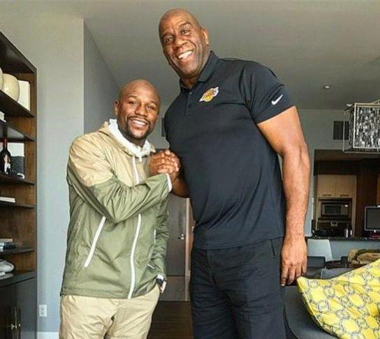 看来拳击选手遇到nba球员,在身高和气场上都比较吃亏,拳王梅威瑟也不