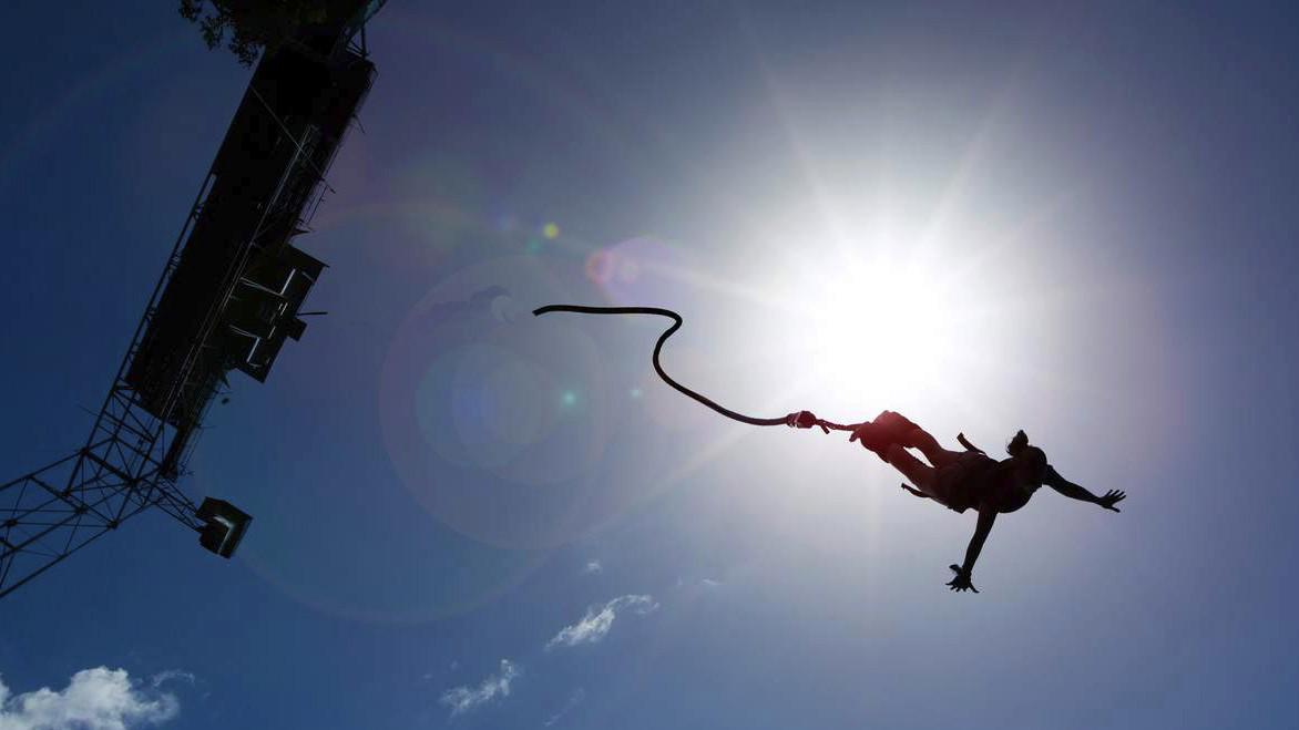 玩蹦极时绳子突然断了,导致游客死亡,到底算谁的责任?