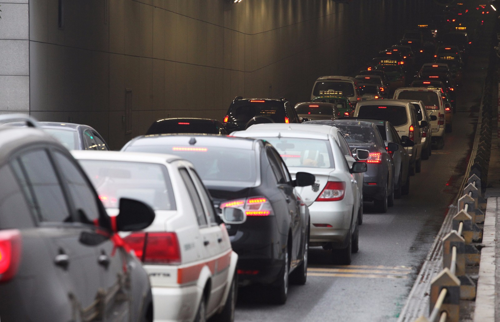 常态化限行的西安早晚高峰车少了 看看司机们怎么说_新浪看点