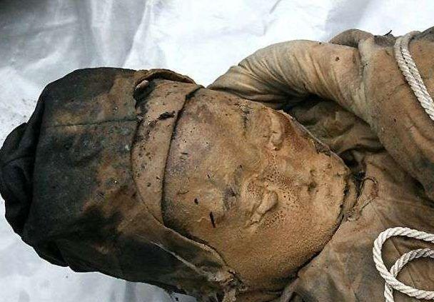 建筑工人修路时挖到一个箱子, 撬开一看里面竟然睡着一个人!