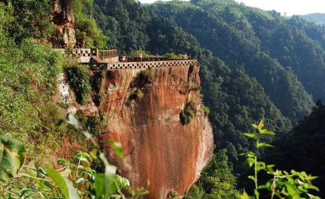 玉兰山风景区位于四川盆地南部边缘,是云贵高原大娄山褶皱北缘向北