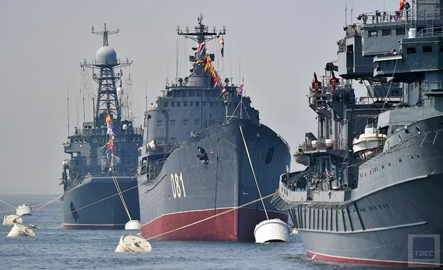 今年也不例外,俄罗斯太平洋舰队在所在地的符拉迪沃斯托克举行了传统