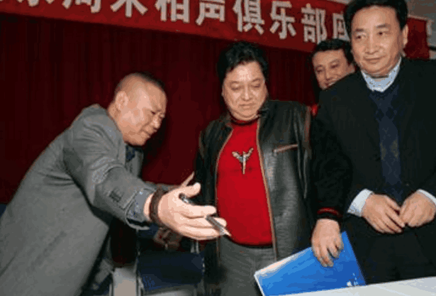 直击郭德纲没出名时的照片, 拜师李金斗被拒, 转投侯耀文门下!