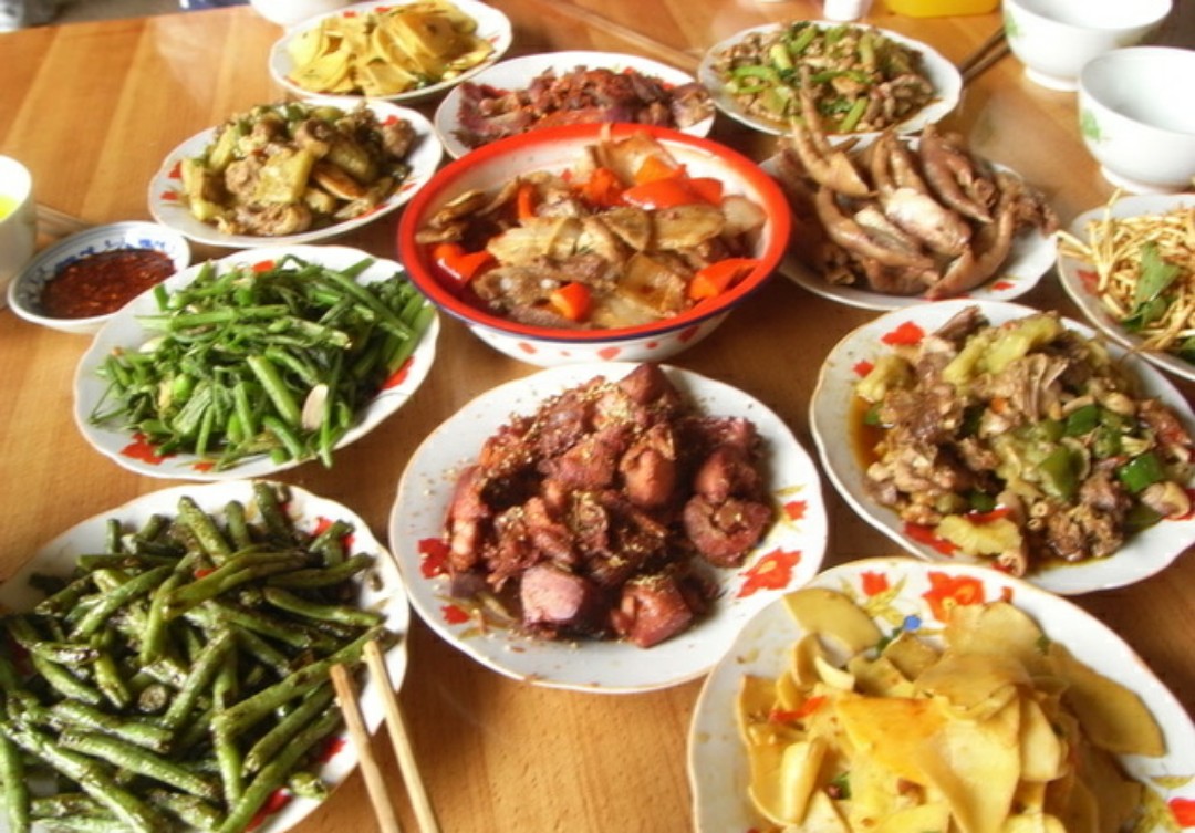 城里姑娘去农村男友家,准婆婆做了一大桌菜招待,女子却掀了桌!