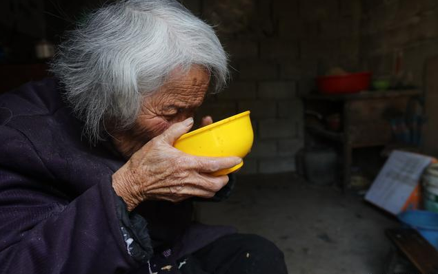 孤独老人吃饭照片图片