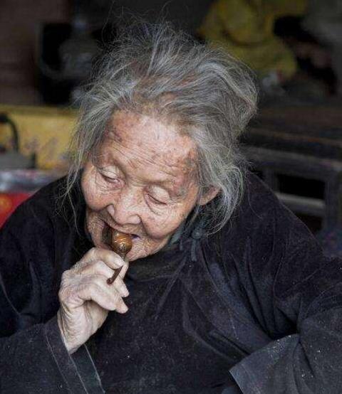 可怜老人走路靠爬,老伴去世,儿子独留老人一人生活