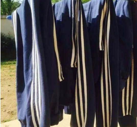 他是那么骄傲,那么洒脱,任性和酷,怎么哭了?