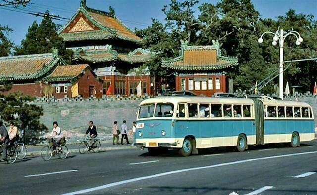 1977年的北京,没有私家车的马路上!