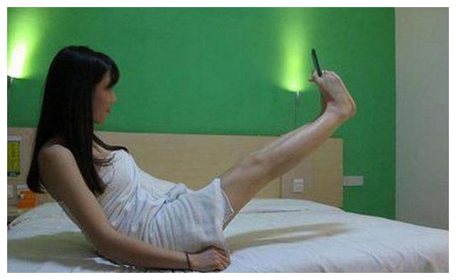 妹子你这自拍方式真不好看呀赶紧洗洗睡吧别逗了