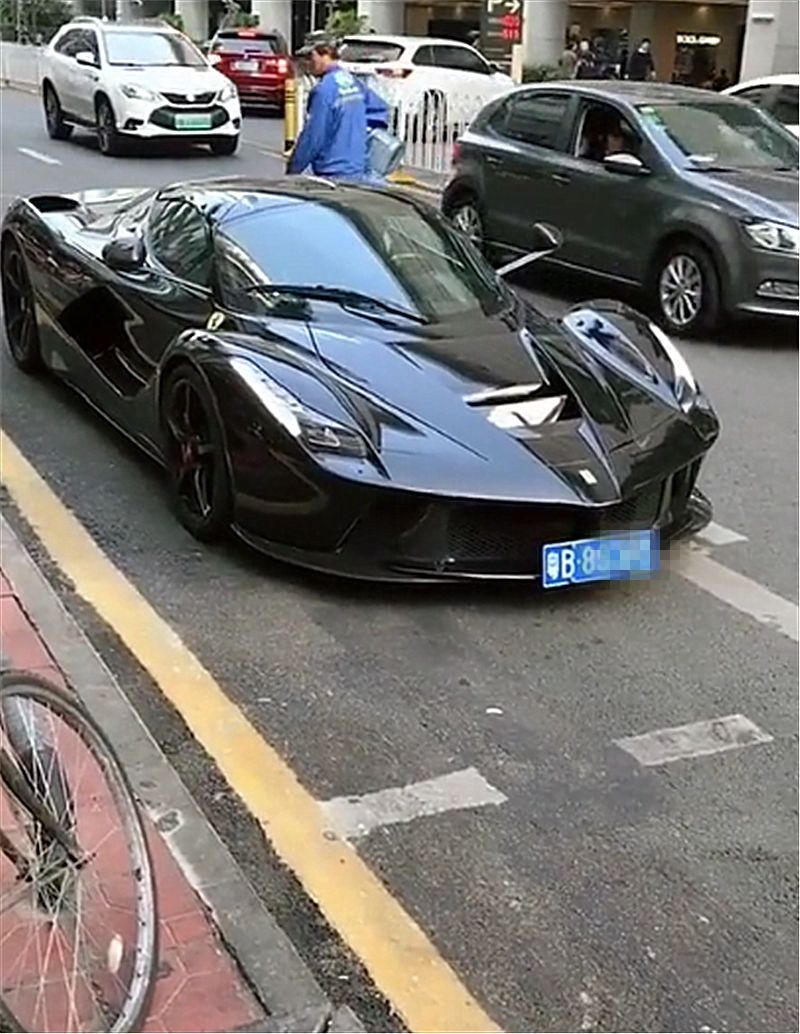 2250万黑色法拉利现广东,车主是富二代,年纪不过30岁!