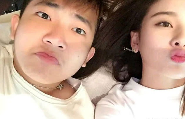 宋祖儿关晓彤同是95后,和男友合影中却一个奔放一个满脸清纯气息