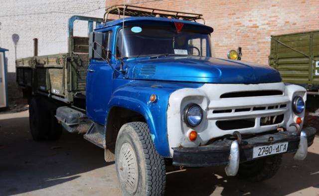 大妈开着一辆吉尔130,跑跨国运输,网友:估计90后都不认识-新浪汽车