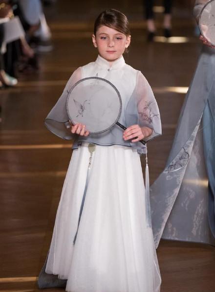 无论是裙摆上的扇子花纹,还是模特受理拿着的小小团扇,都给人耳目一新