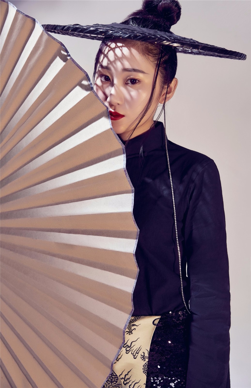 一棵小葱戚琦张晓涵俊红妆写真曝光解读巾帼英雄双面人生