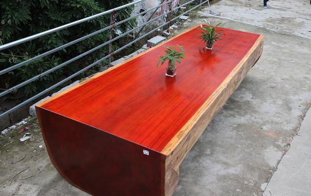 全世界唯一的红色木头切开如血般鲜艳没想到却是木界奢侈品