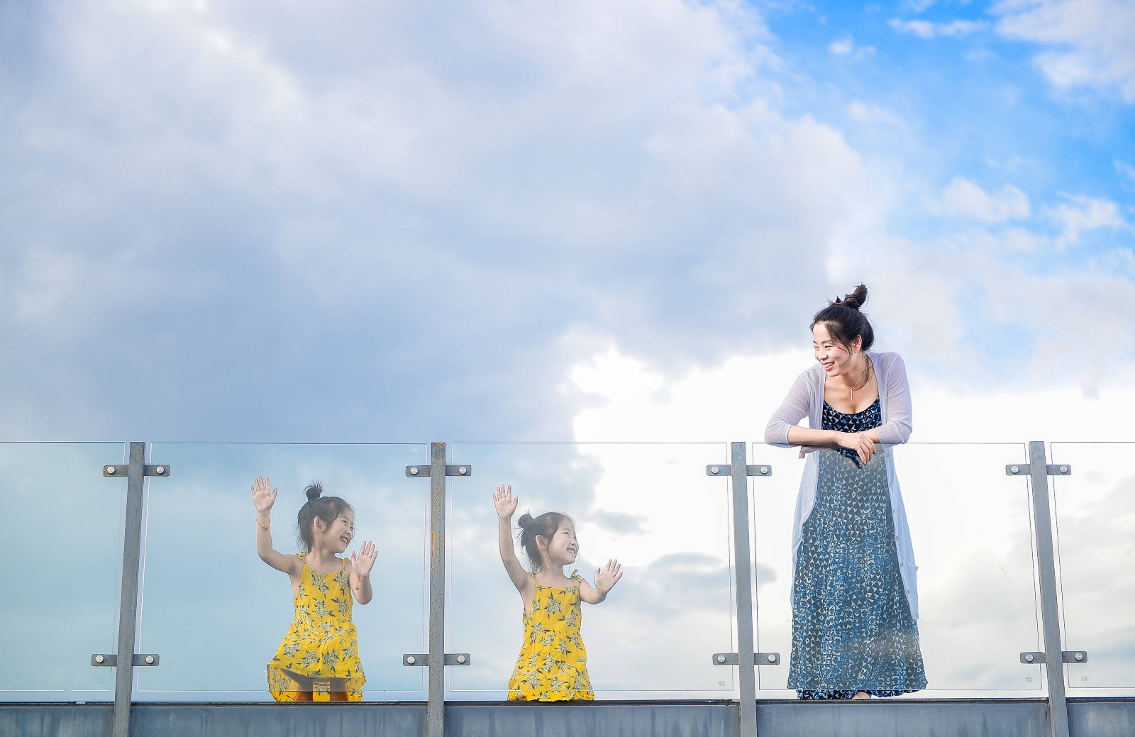 小朋友们在束河的天空之镜玩嗨了