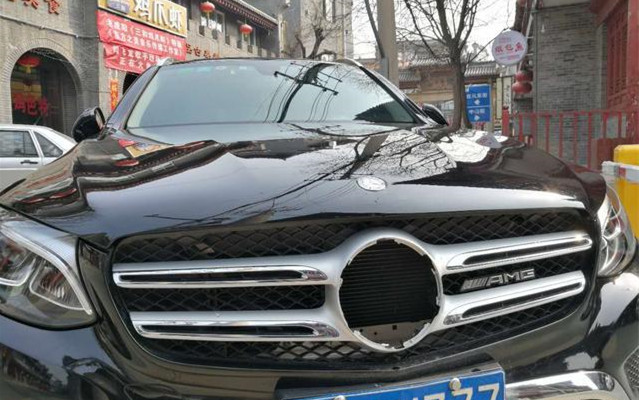 吃完饭奔驰车主发现车标消失!疑似抖音用户将