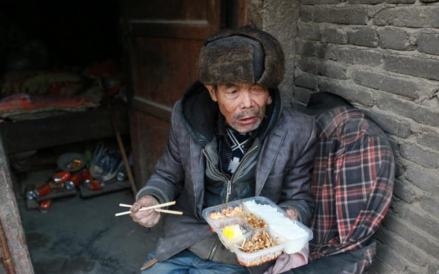 7幅农村独居老人吃饭照片,不知30年后的自己会和他们一样吗?