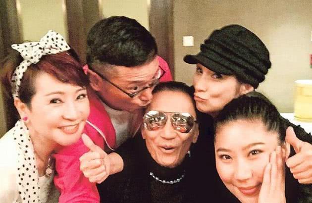 了16年后破裂,离婚5年后,狄波拉于2000年与新加坡航空机师江耀城成婚