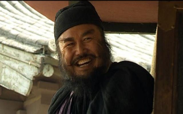 在外形上高大魁梧的德力格尔演程咬金具有