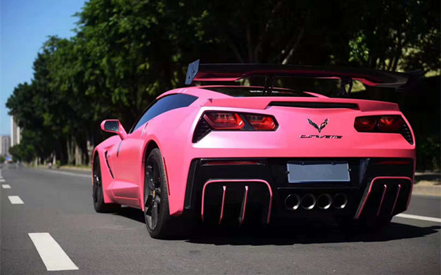 粉色精灵小姐姐也喜欢大马力科尔维特